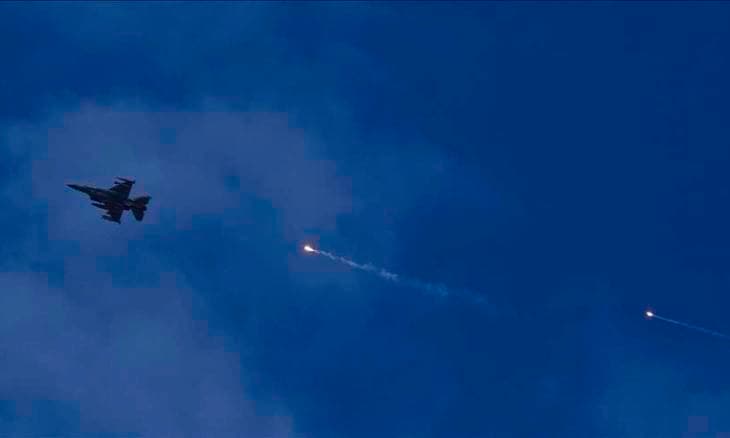 إسرائيل تشن غارات على حزب اللّٰـه في لبنان بعد إطلاق صواريخ نحو حيفا