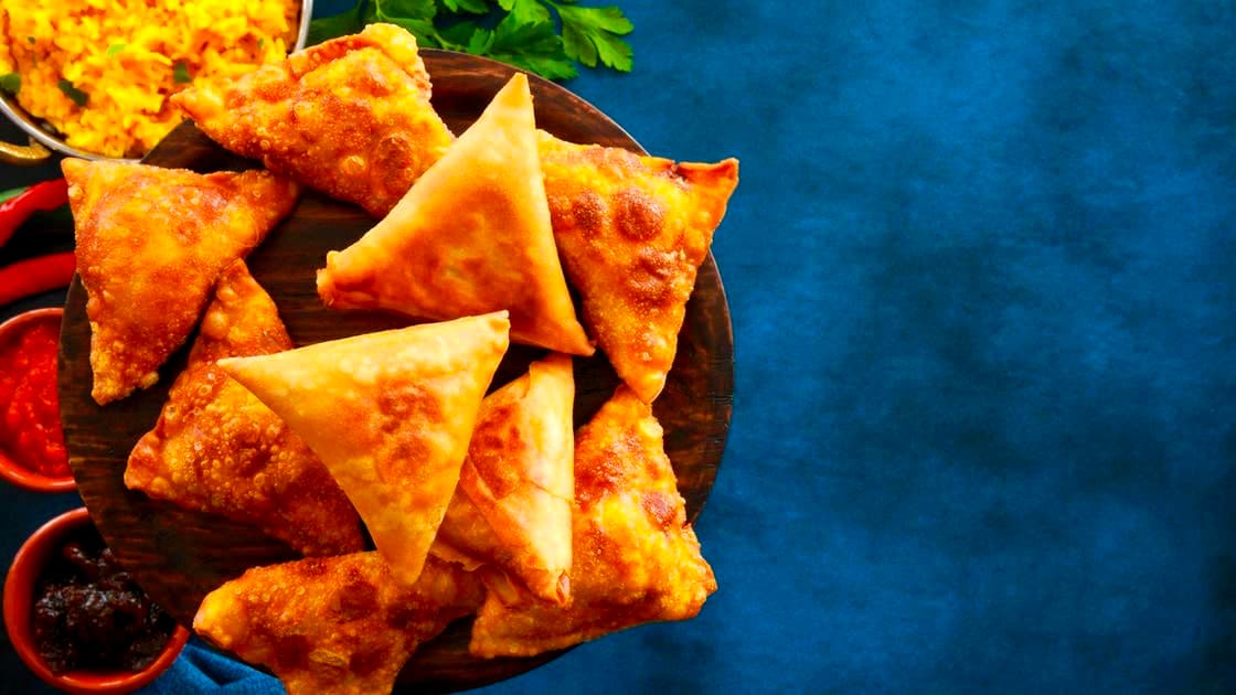 من المائدة إلى الطوارئ : لماذا يحذر الأطباء من السمبوسك والقطايف في رمضان ؟