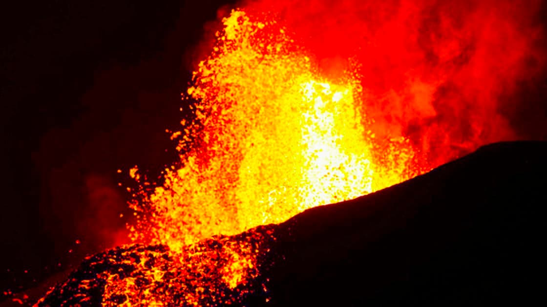 ثوران بركان كيلاويا يطلق أعمدة حمم شاهقة في هاواي