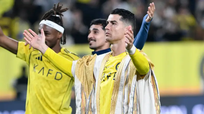 كريستيانو رونالدو يلفت الأنظار ببشت أحسائي فاخر خلال احتفالات النصر بالتأسيس السعودي