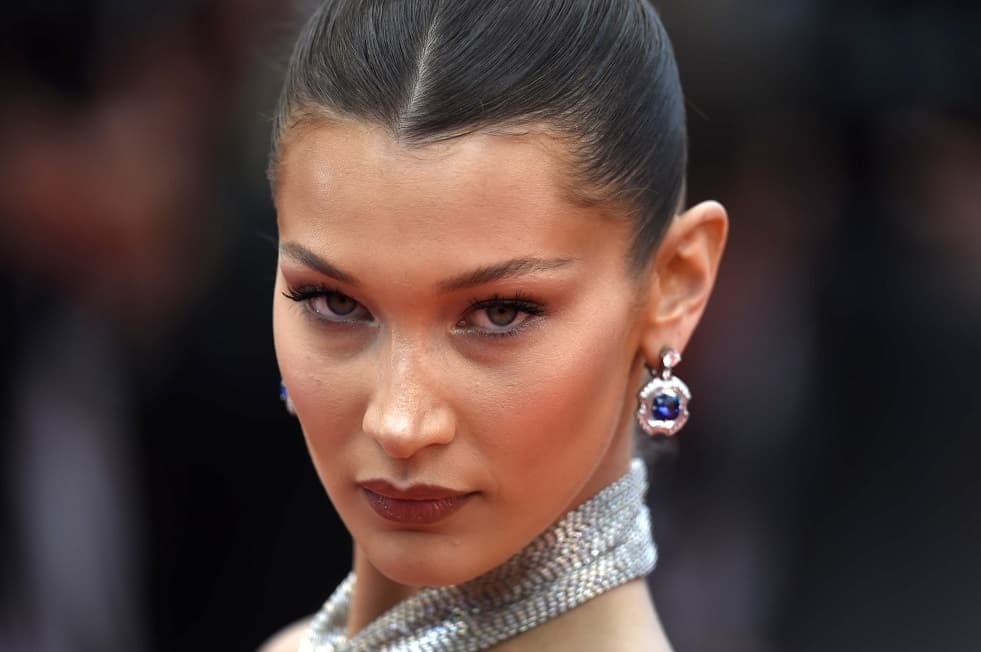 Bella Hadid sorgt für Aufregung mit ihrem seltsamen Gang auf dem Victoria's Secret Laufsteg.. und die Fans sind besorgt!
