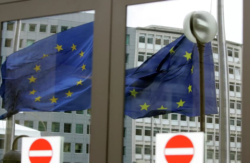 "פוליטיקו": חברי פרלמנט אירופיים תובעים את הפרלמנט בשל סירוב לחקור עסקאות חיסוני "קורונה"