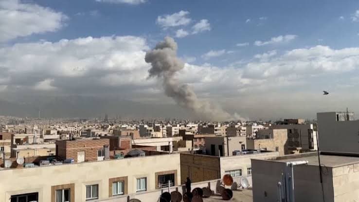 انفجارات قوية تهز طهران وتتبع المخابرات الأمريكية تحركات القادة الإيرانيين