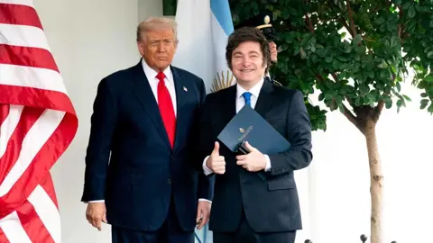 Trump condiciona la victoria del partido de Milei para garantizar 20 mil millones de dólares en apoyo a Argentina