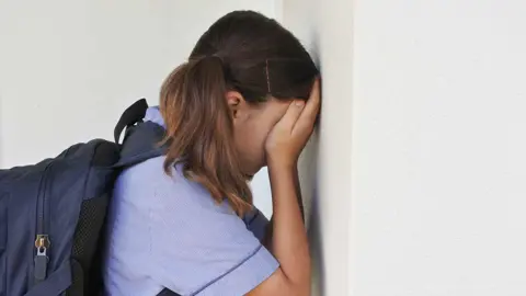 זעזוע בצרפת לאחר התאבדות ילדה בת תשע בגלל בריונות בבית הספר