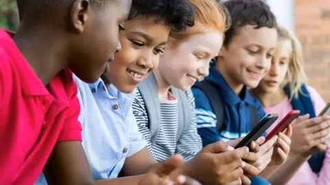 الشرطة الإسبانية تفكك شبكة دولية لتهريب القُصّر إلى فرنسا