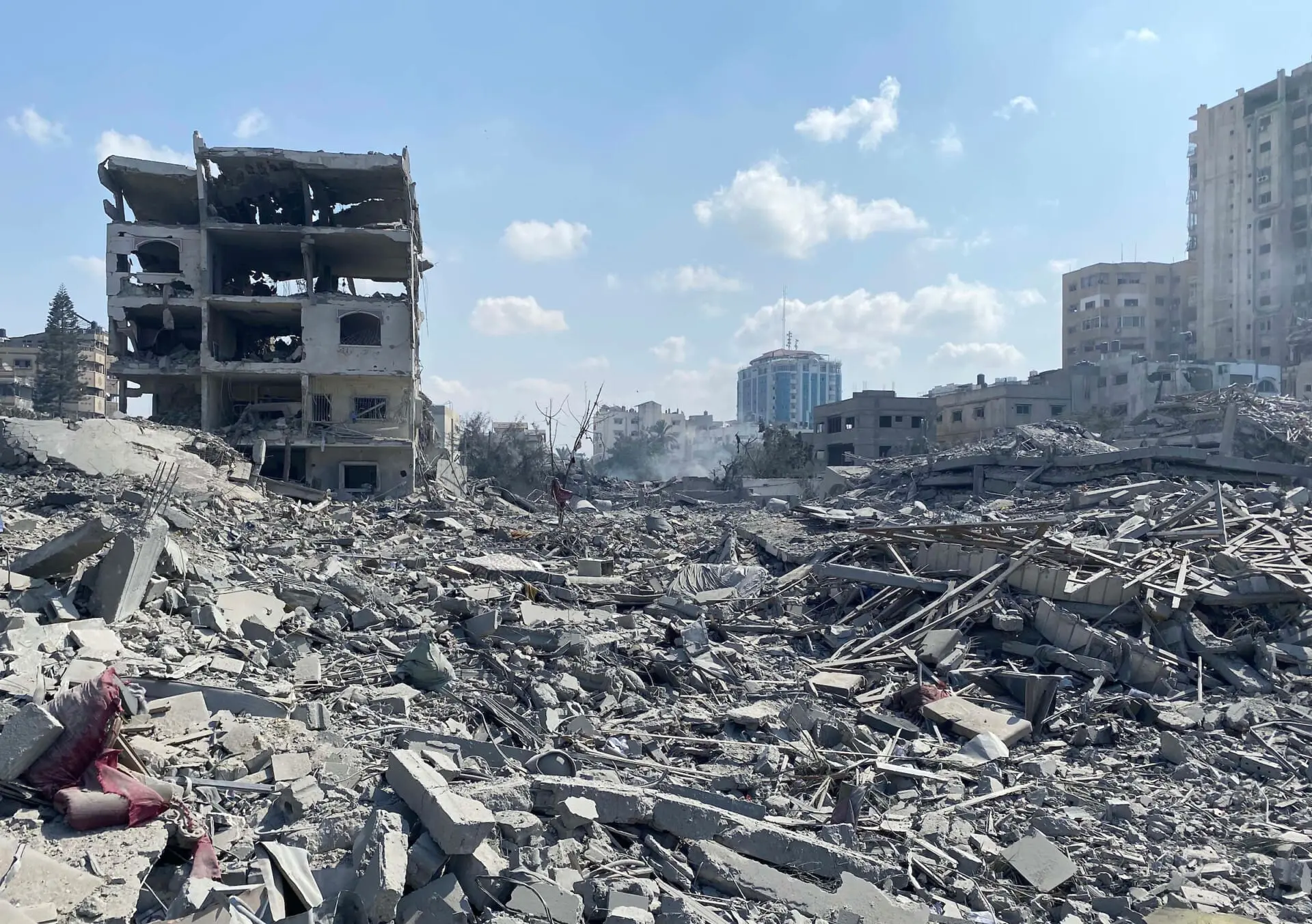 يديعوت أحرونوت: إسرائيل تراهن على ورقة إعادة إعمار غزة