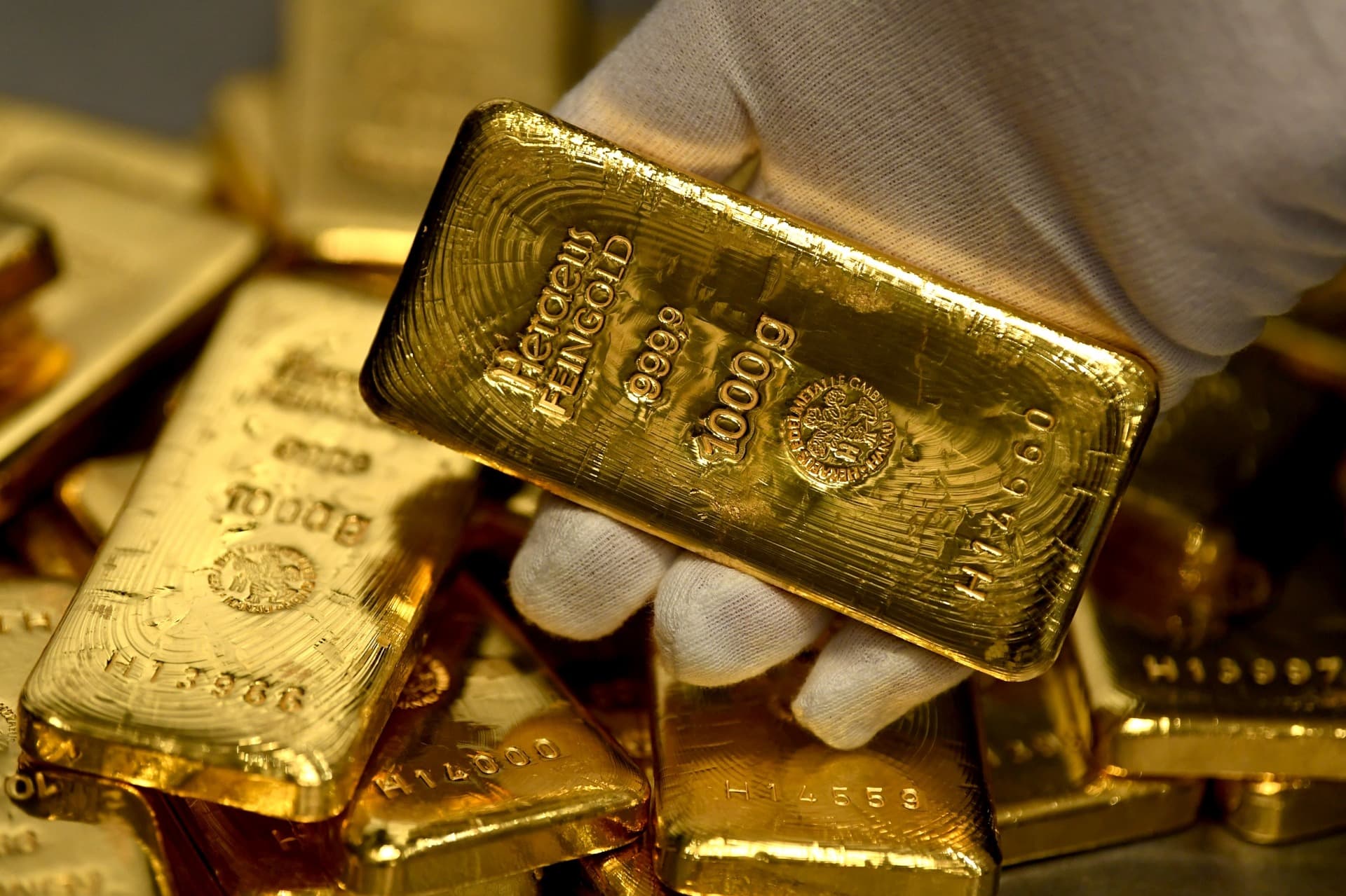 الذهب يحلق نحو مستويات قياسية جديدة بضغط من ضعف الدولار وتوقعات الخفض
