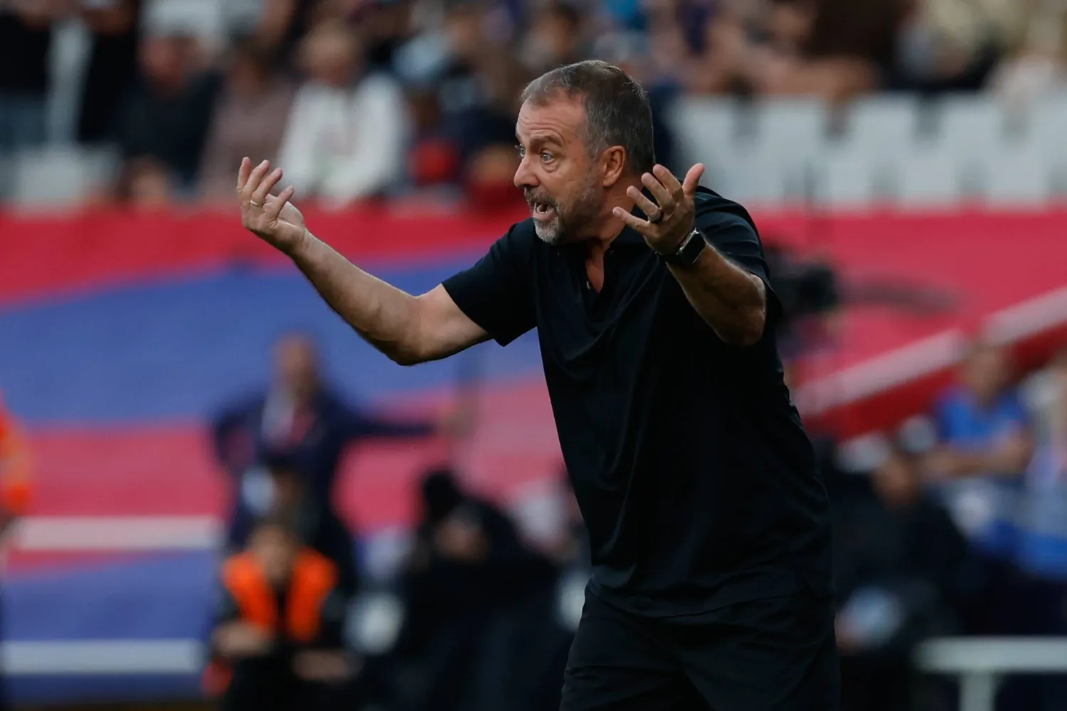هانزي فليك يغيب عن الكلاسيكو بعد قرار تأديبي من الاتحاد الإسباني