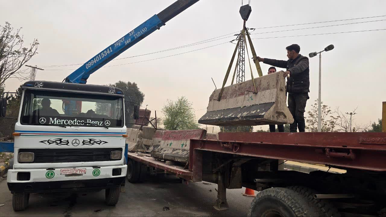 Retrait des barrières en béton et des fils barbelés que le "régime précédent" avait placés devant le "Bureau de la Palestine" à Damas.